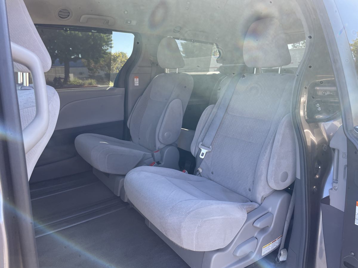 2016 Toyota Sienna LE - Photo 11