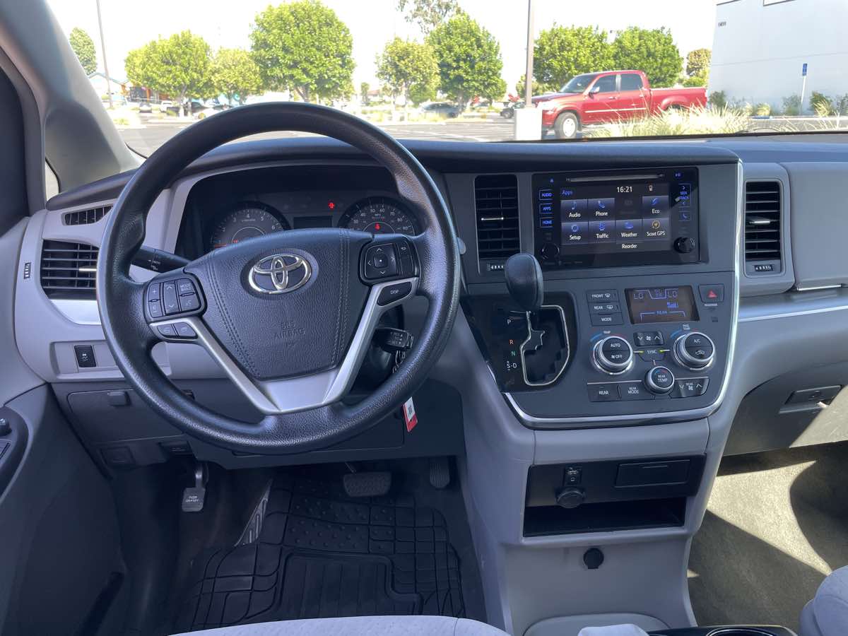 2016 Toyota Sienna LE - Photo 12