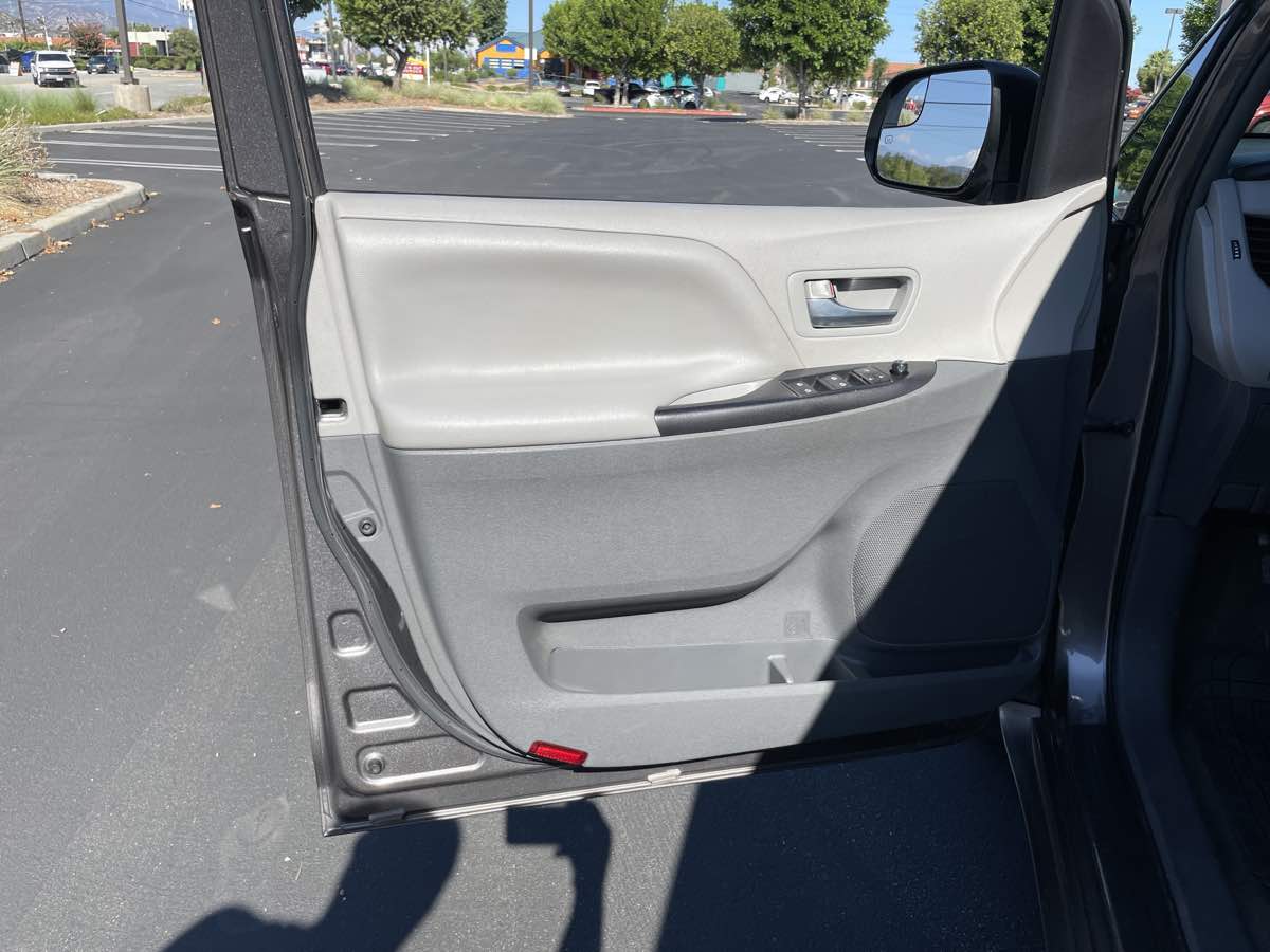 2016 Toyota Sienna LE - Photo 13