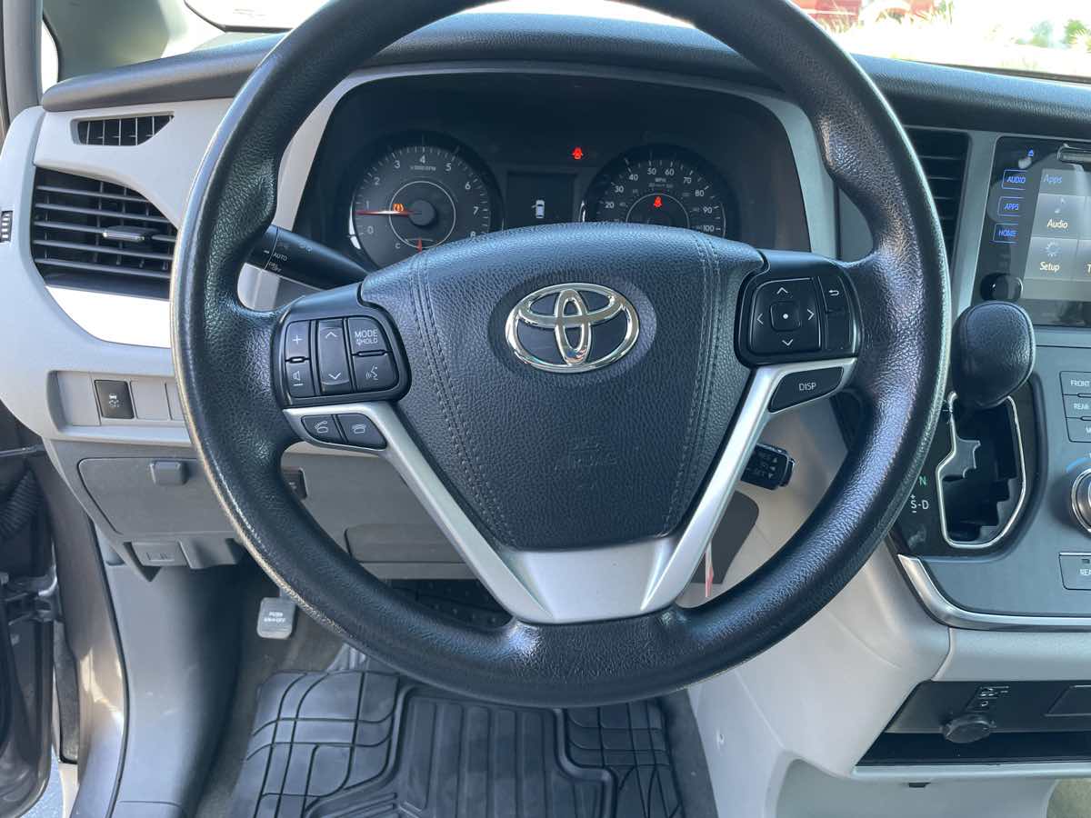 2016 Toyota Sienna LE - Photo 14