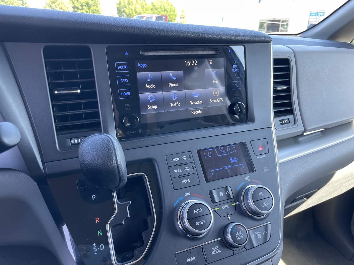 2016 Toyota Sienna LE - Photo 16