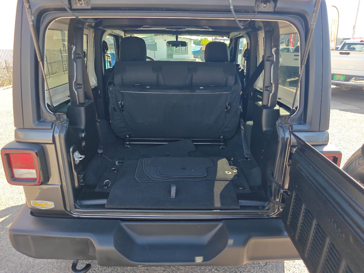 Jeep Wrangler photo 14