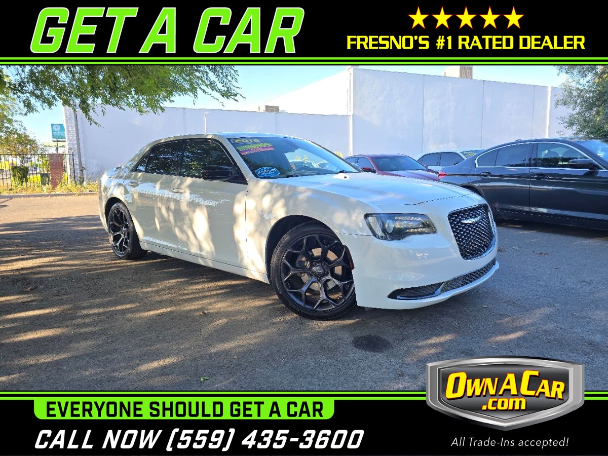 2019 Chrysler 300 Touring's photo