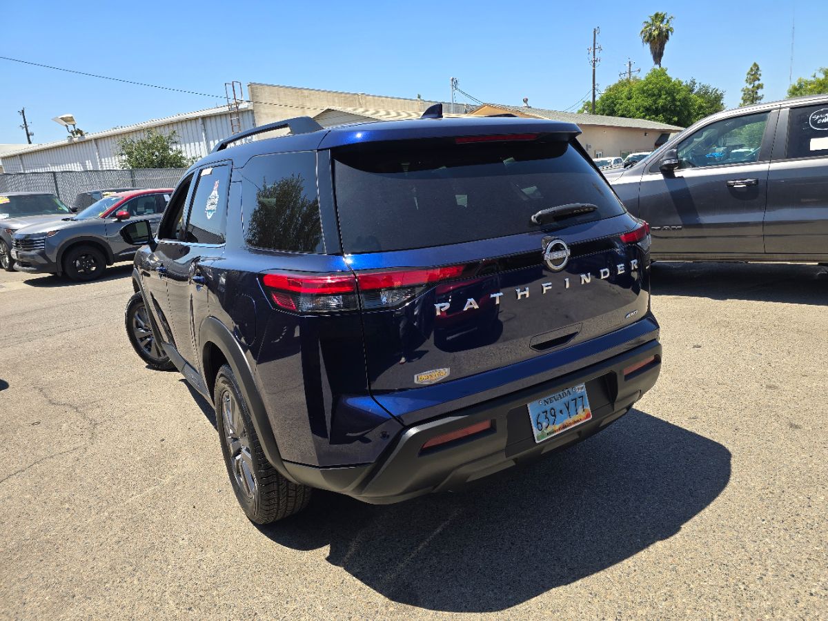 Nissan Pathfinder photo 2