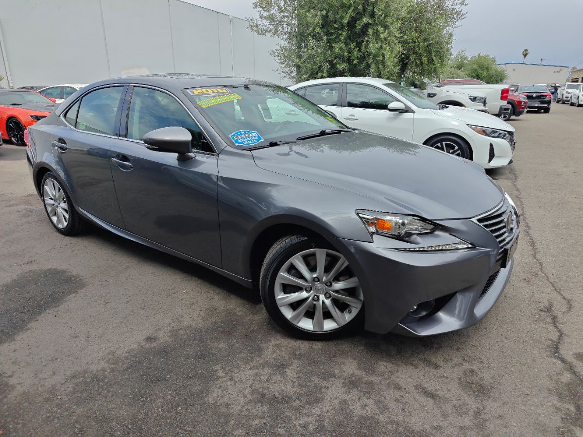 Lexus IS photo 2