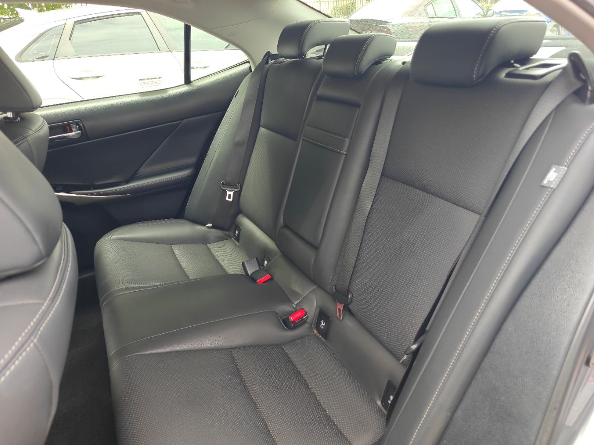 Lexus IS photo 17