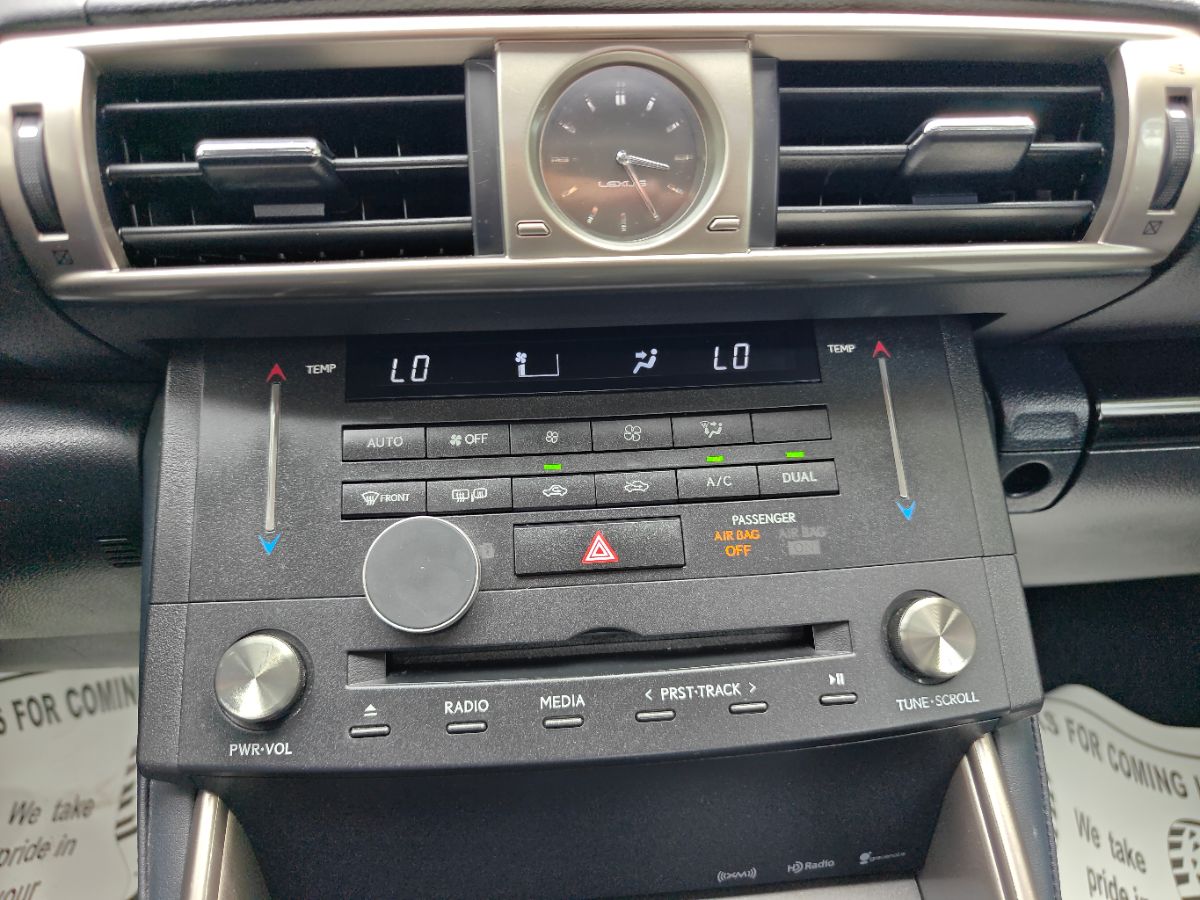 Lexus IS photo 31