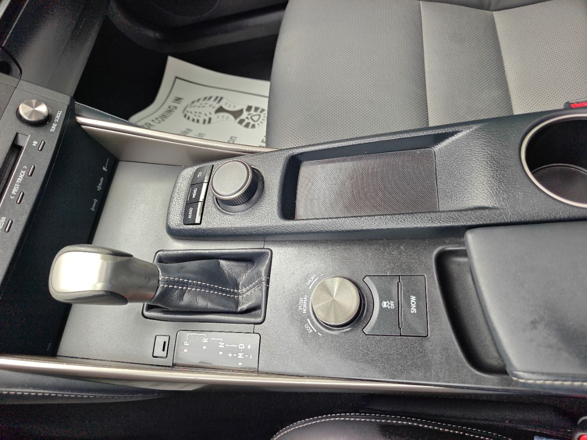 Lexus IS photo 32
