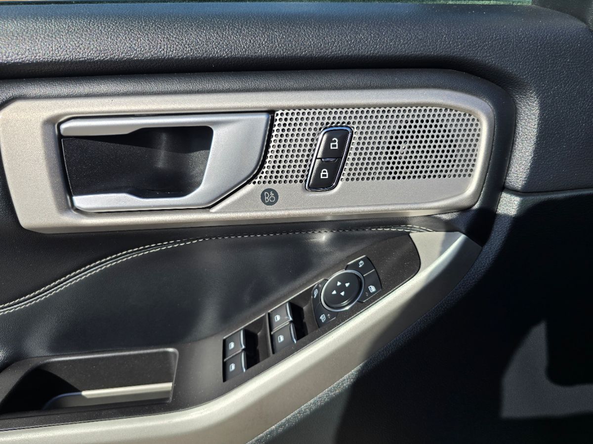 Ford Explorer photo 23