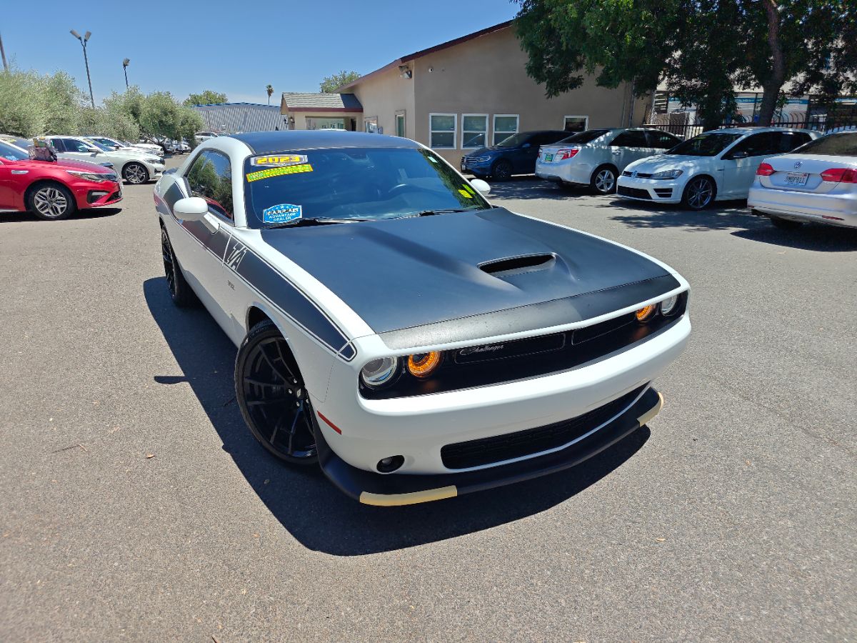 Dodge Challenger photo 3
