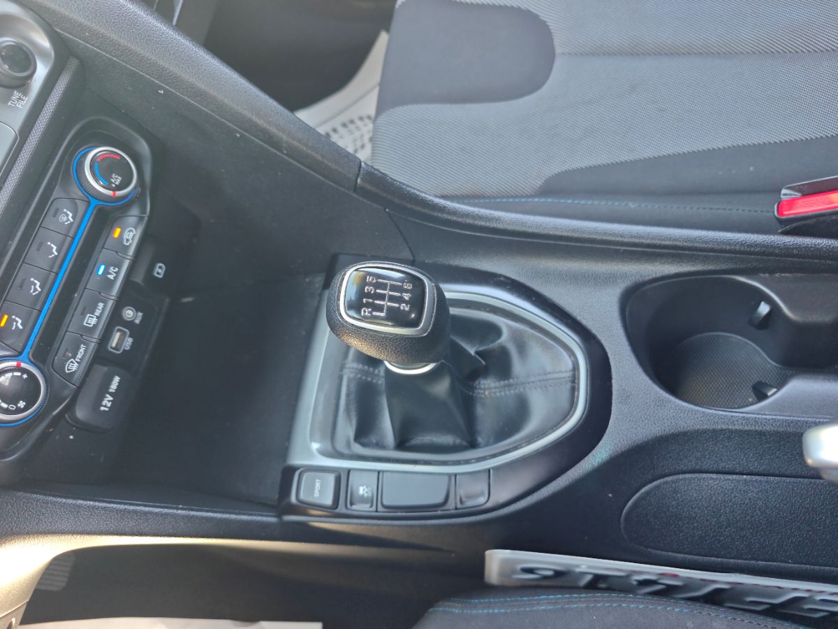 Hyundai Veloster photo 28