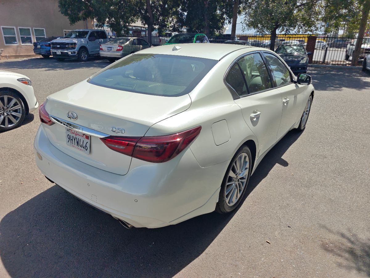 Infiniti Q50 photo 10