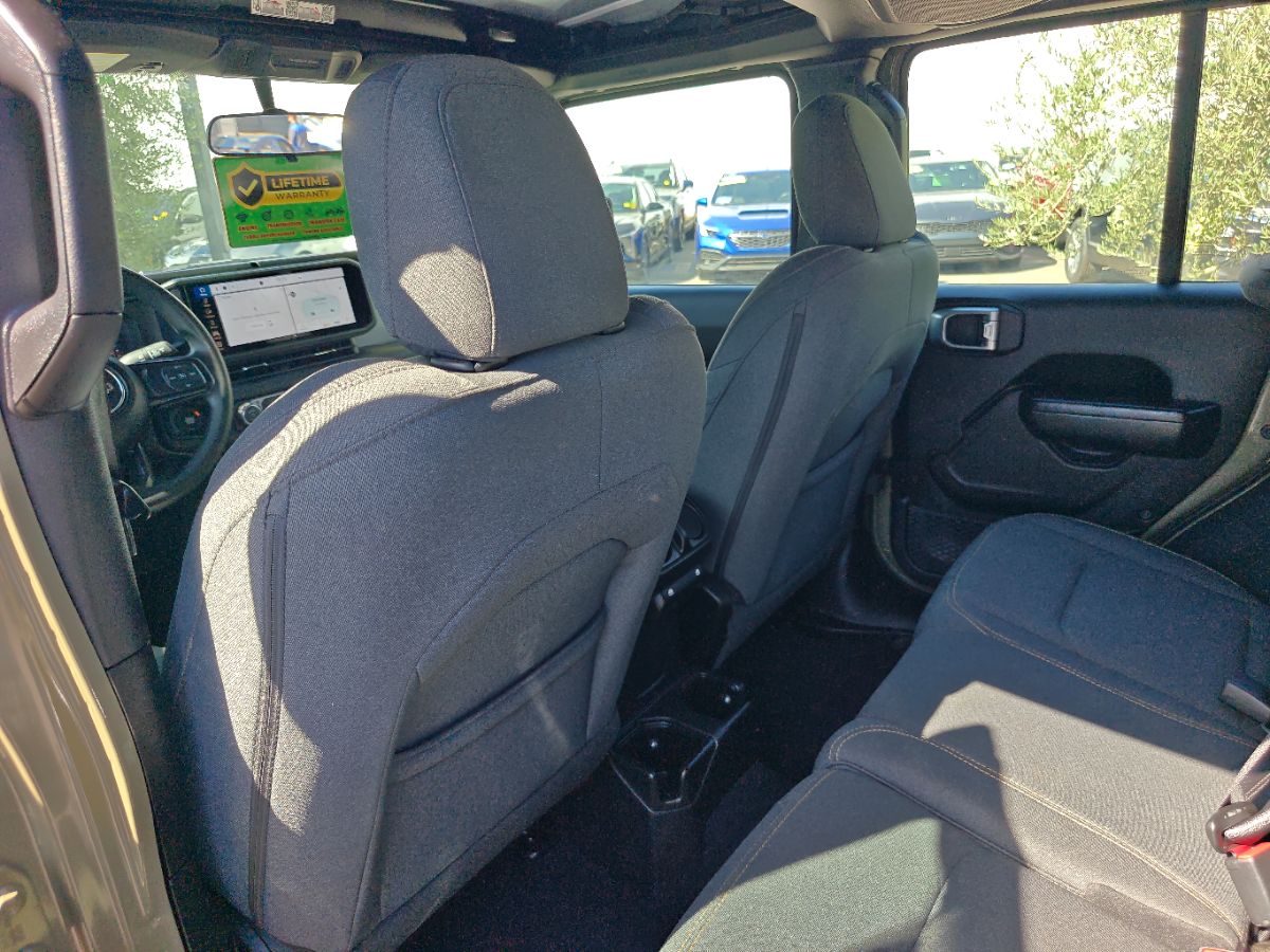Jeep Wrangler photo 18