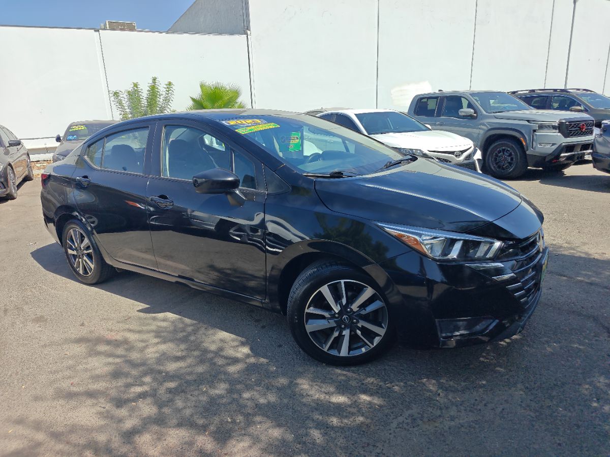Nissan Versa photo 2