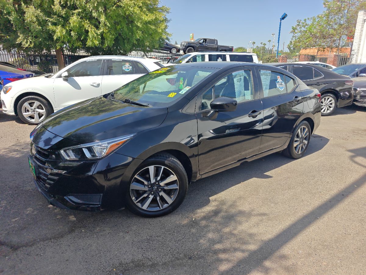 Nissan Versa photo 5