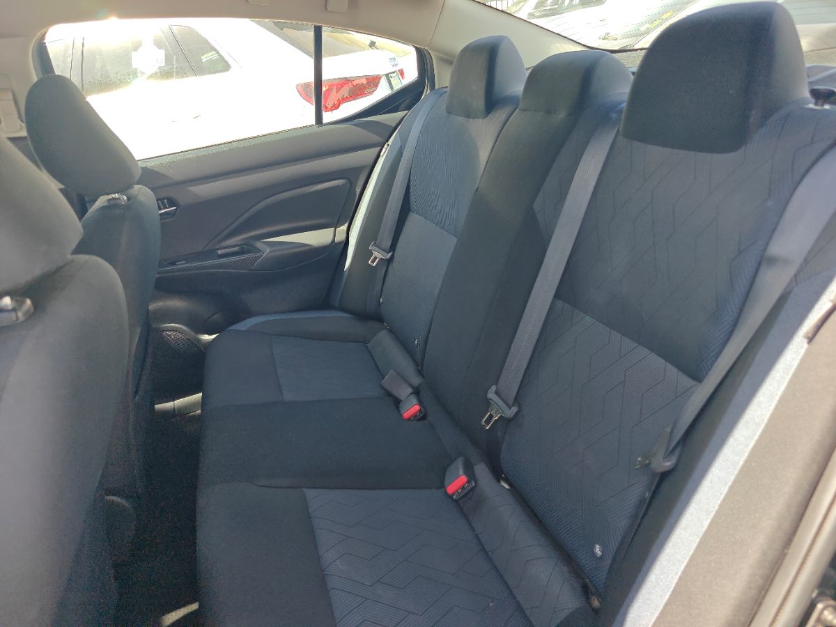 Nissan Versa photo 17