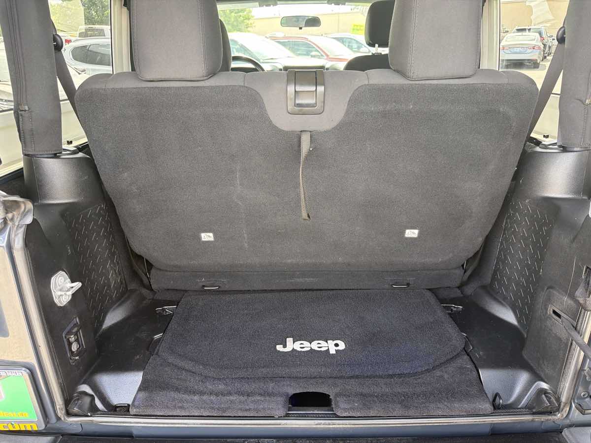 Jeep Wrangler photo 10