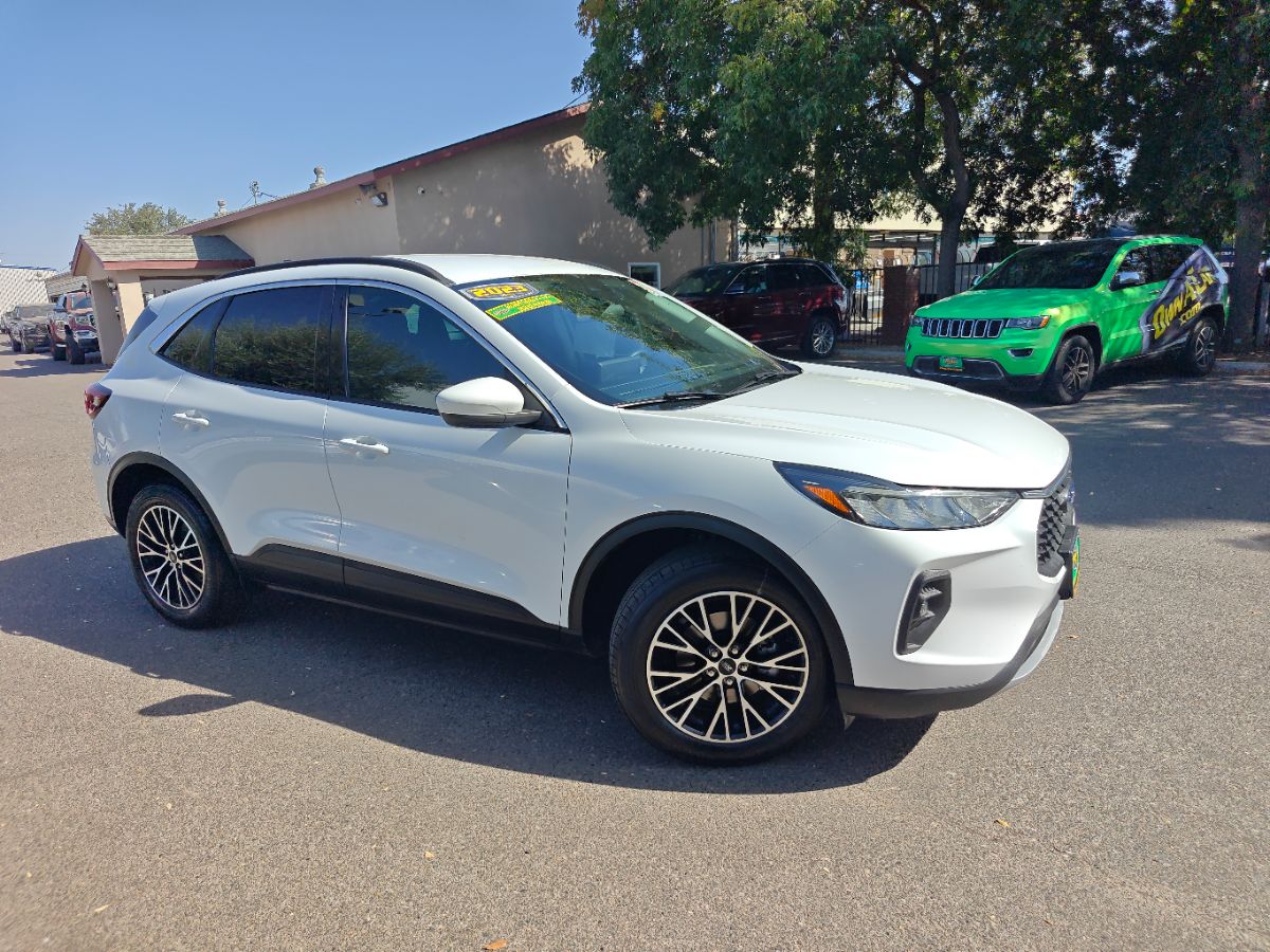 Ford Escape photo 2
