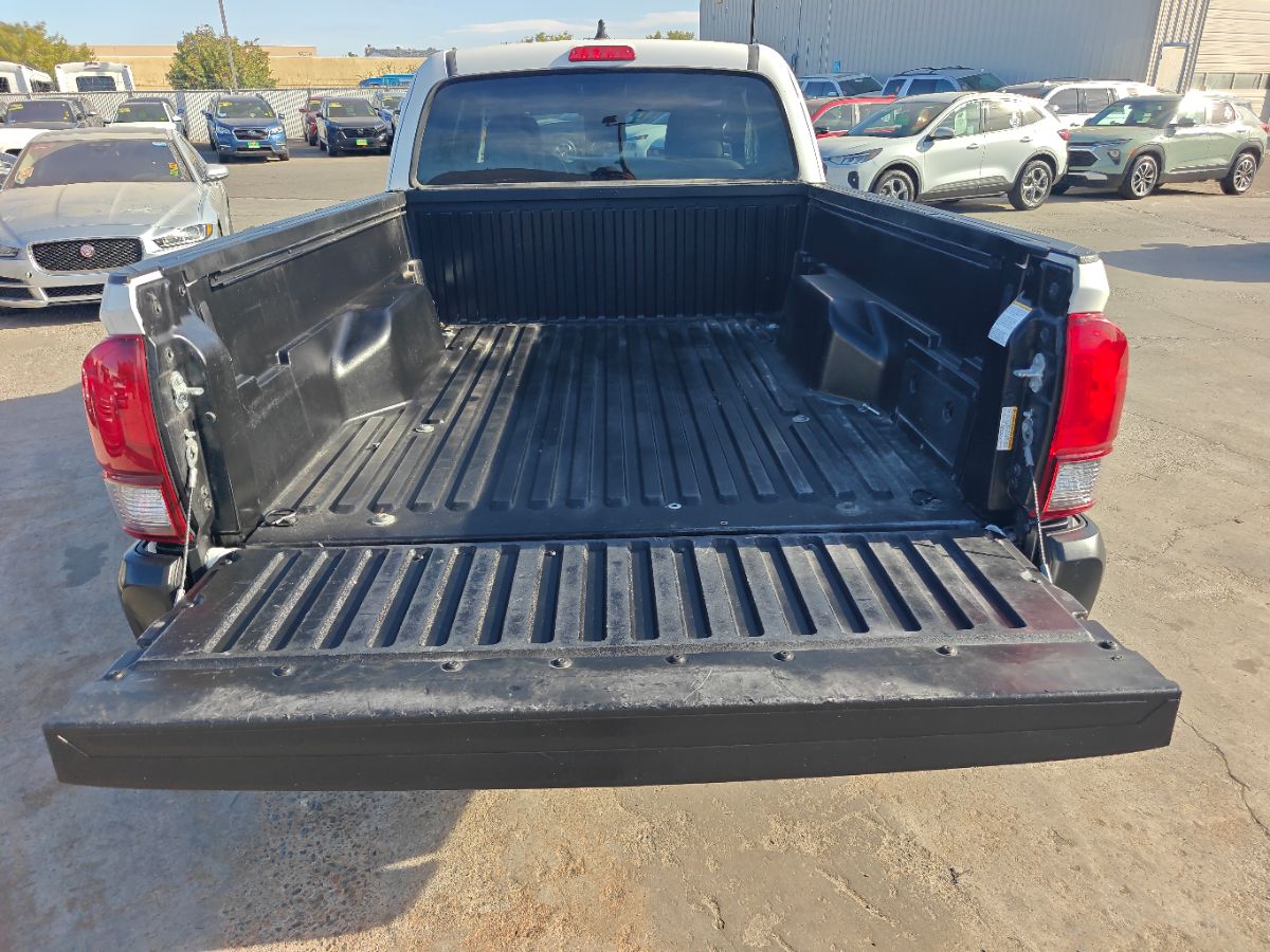 Toyota Tacoma photo 14