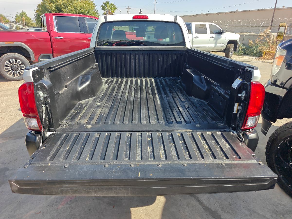 Toyota Tacoma photo 14