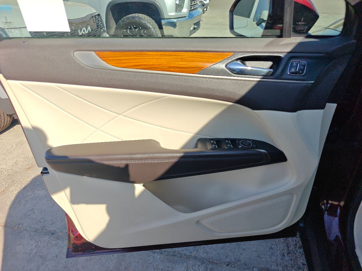 Lincoln MKC photo 22
