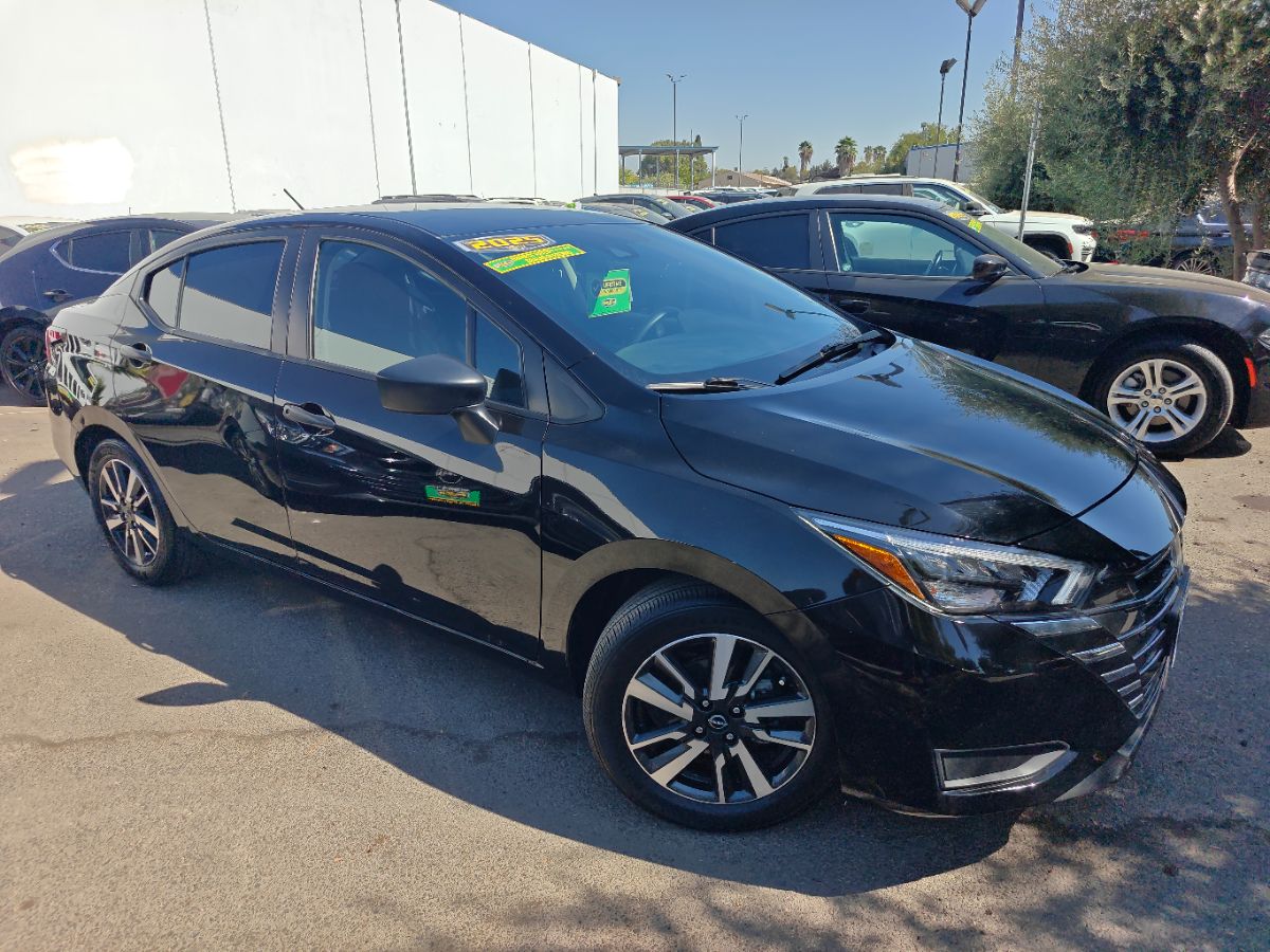 Nissan Versa photo 2
