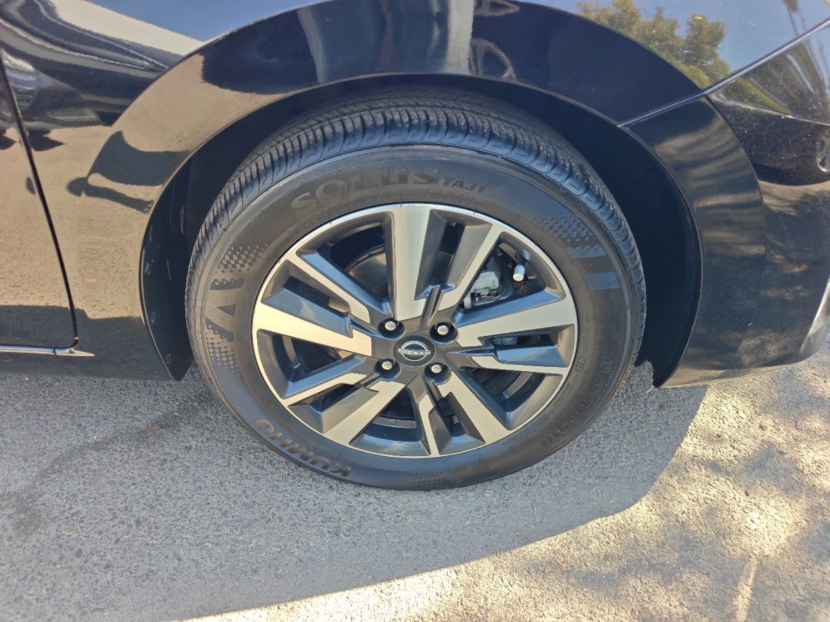 Nissan Versa photo 8