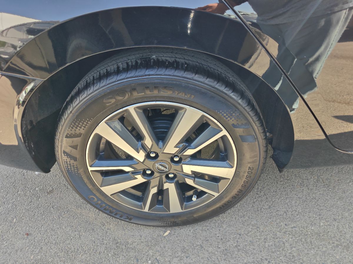 Nissan Versa photo 9