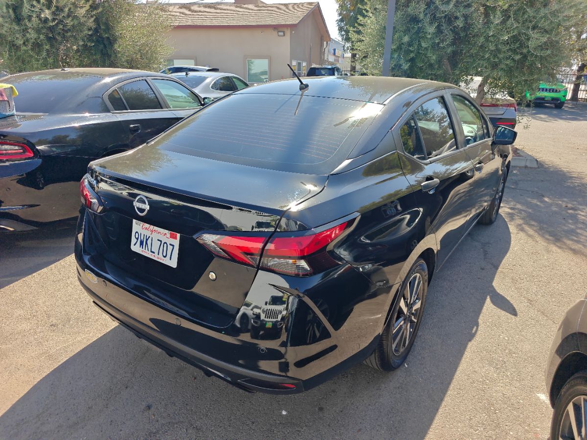 Nissan Versa photo 10