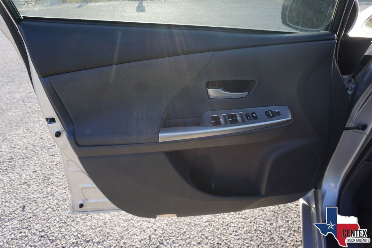 2014 Toyota Prius V Two photo 13