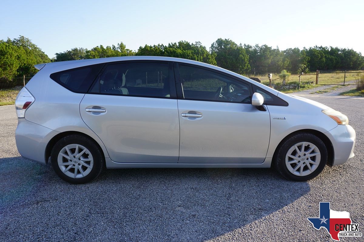 2014 Toyota Prius V Two photo 9