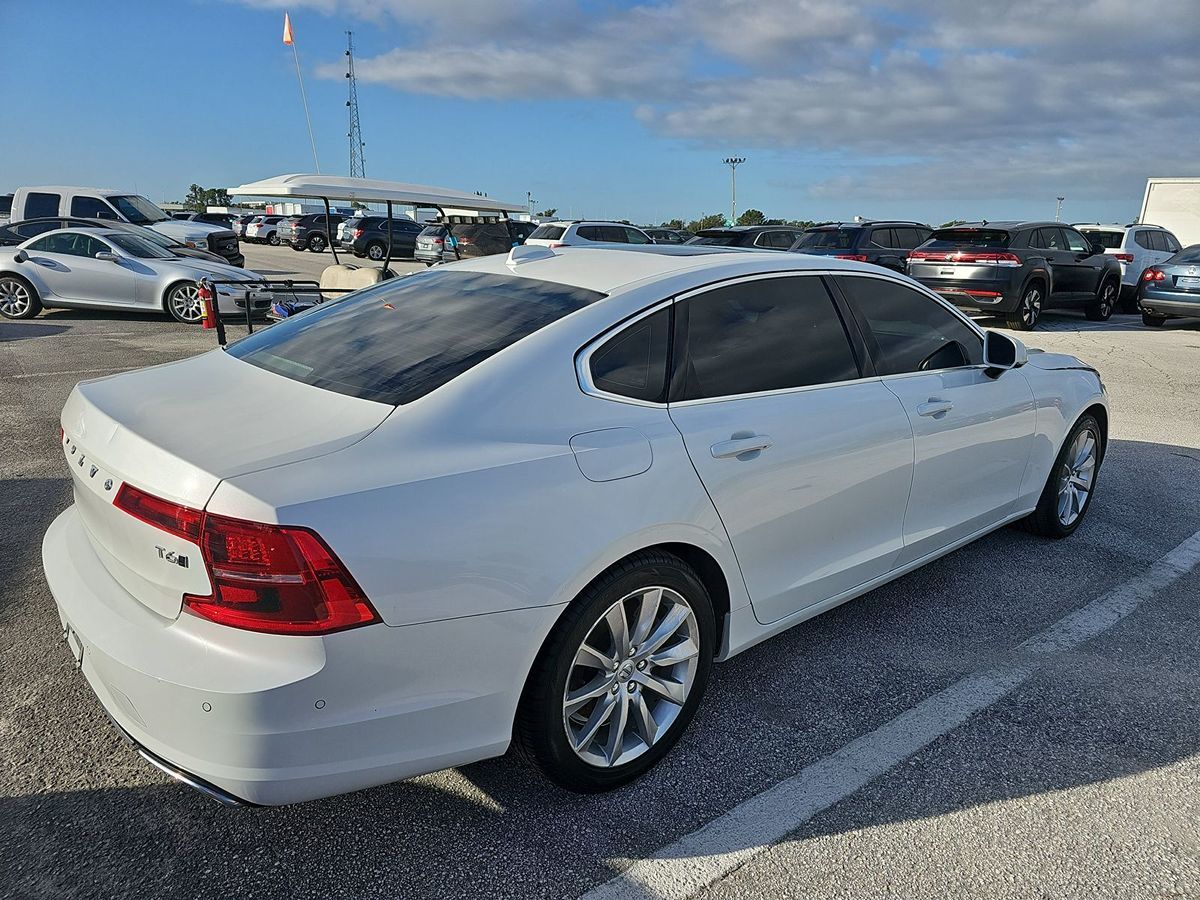 2018 Volvo S90 Momentum photo 5