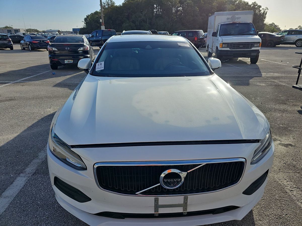 2018 Volvo S90 Momentum photo 6