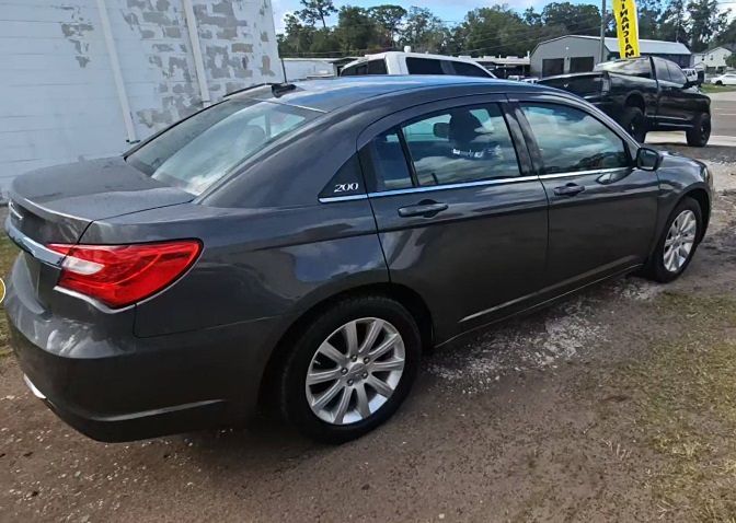 2013 Chrysler 200 Touring photo 2