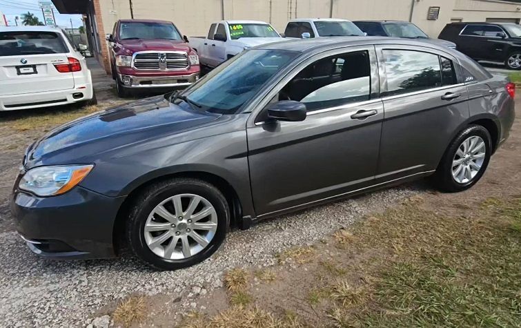 2013 Chrysler 200 Touring photo 5