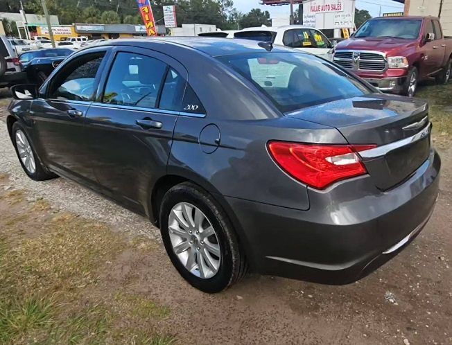 2013 Chrysler 200 Touring photo 3