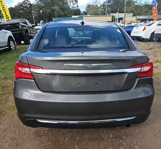 2013 Chrysler 200 Touring photo 4