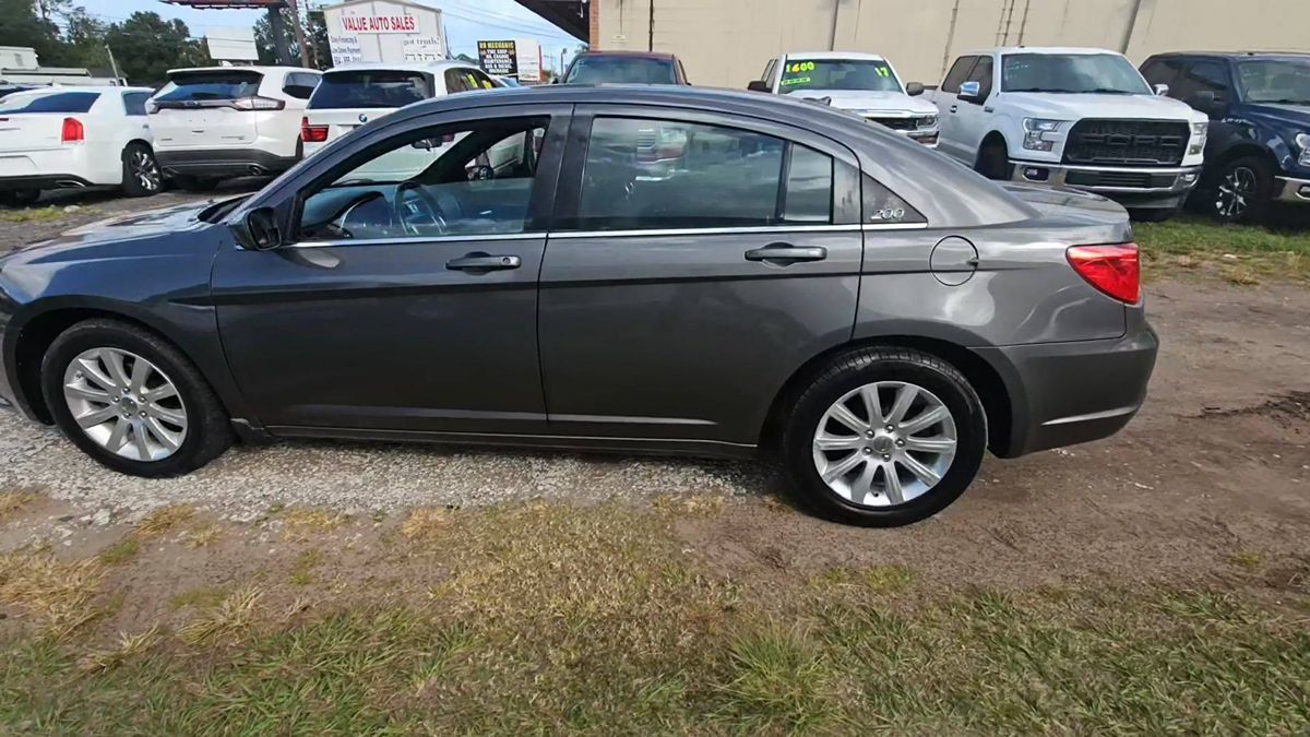 2013 Chrysler 200 Touring photo 6