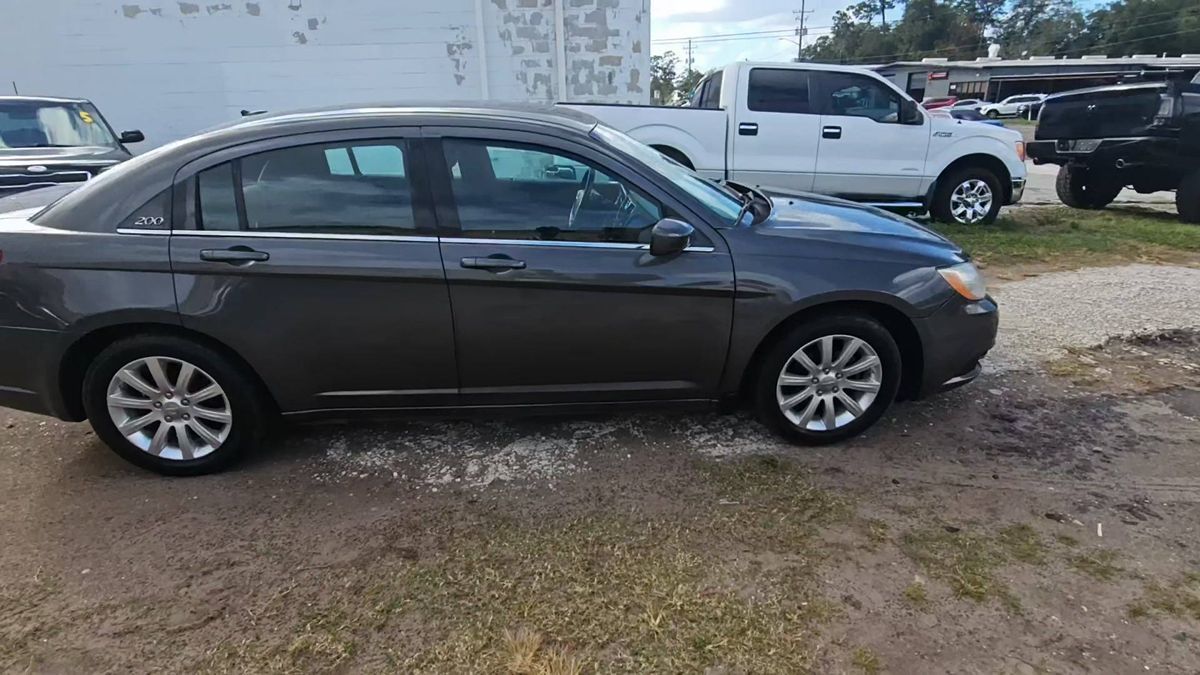 2013 Chrysler 200 Touring photo 8