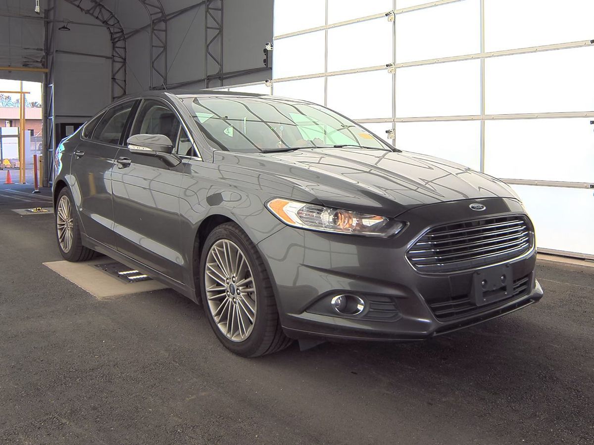 2015 Ford Fusion SE photo 2