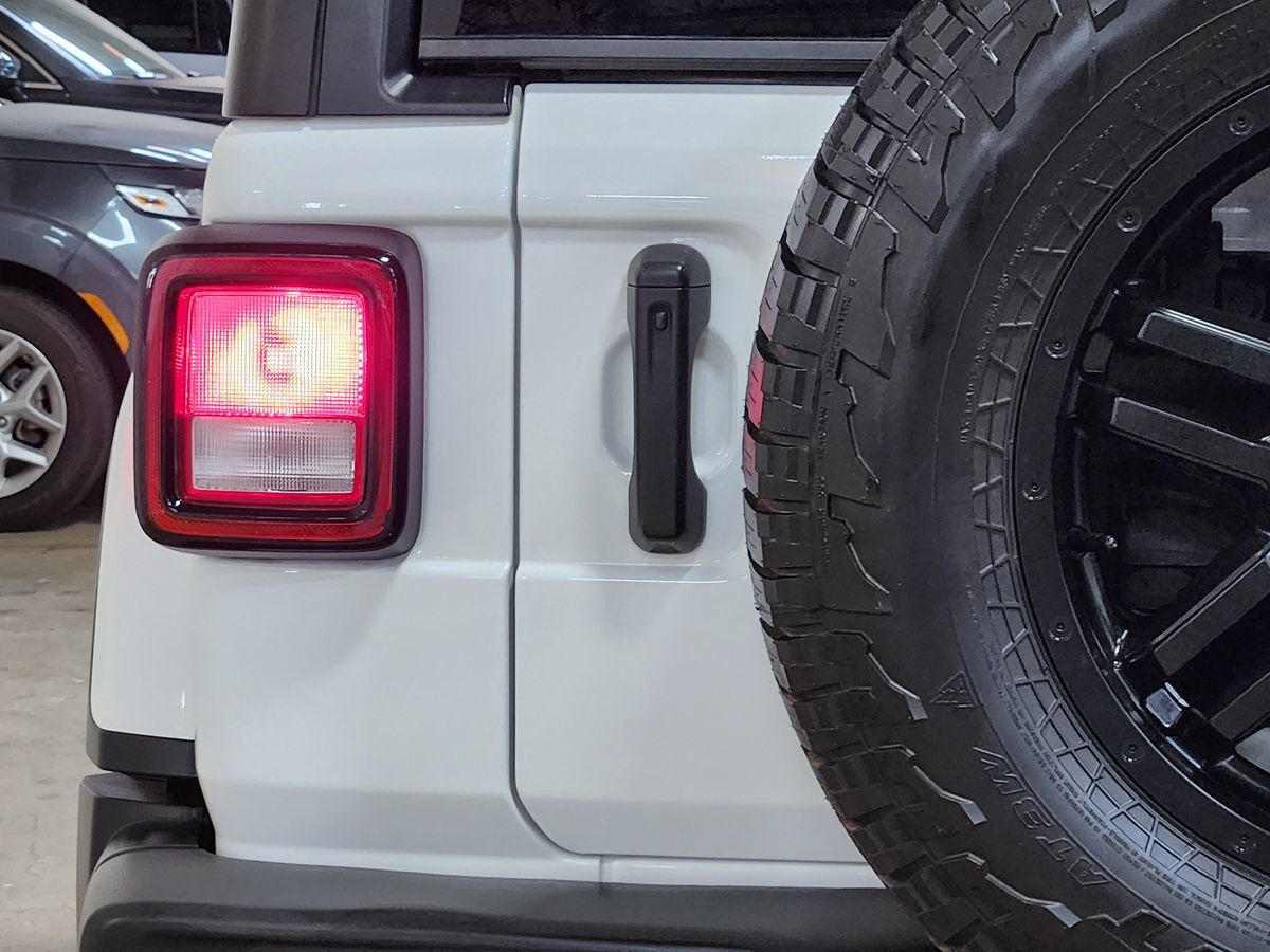 2023 Jeep Wrangler Sahara photo 16