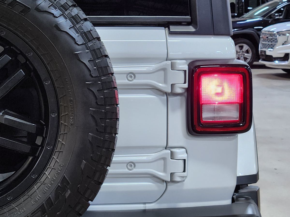 2023 Jeep Wrangler Sahara photo 17