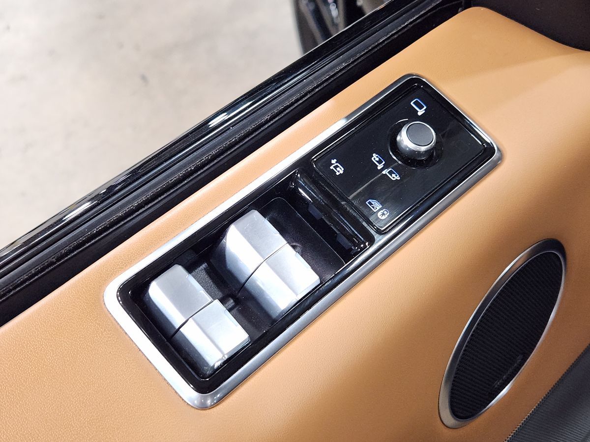 2020 Land Rover Range Rover Sport SVR photo 33