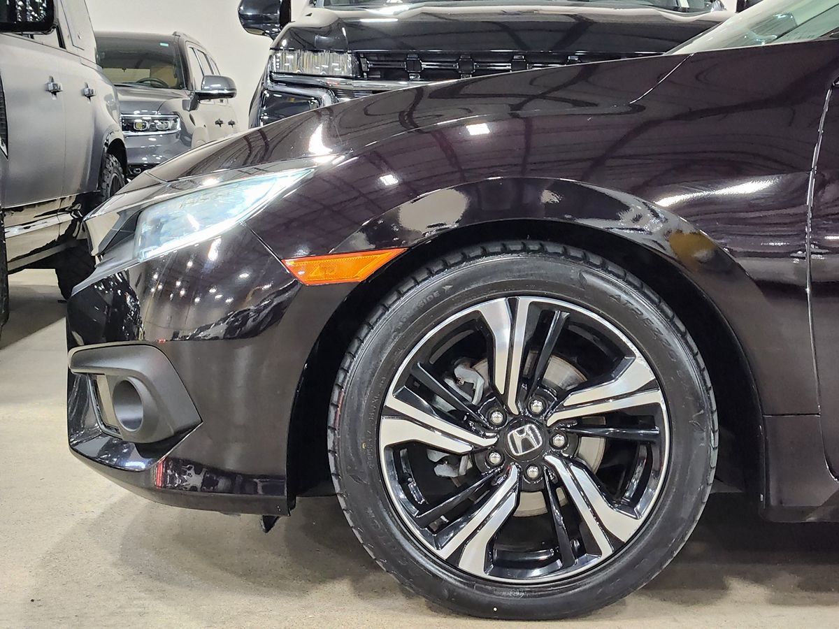 2018 Honda Civic Touring photo 3