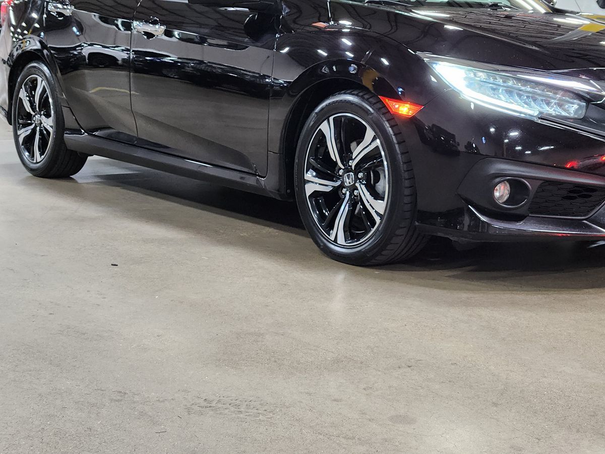 2018 Honda Civic Touring photo 12
