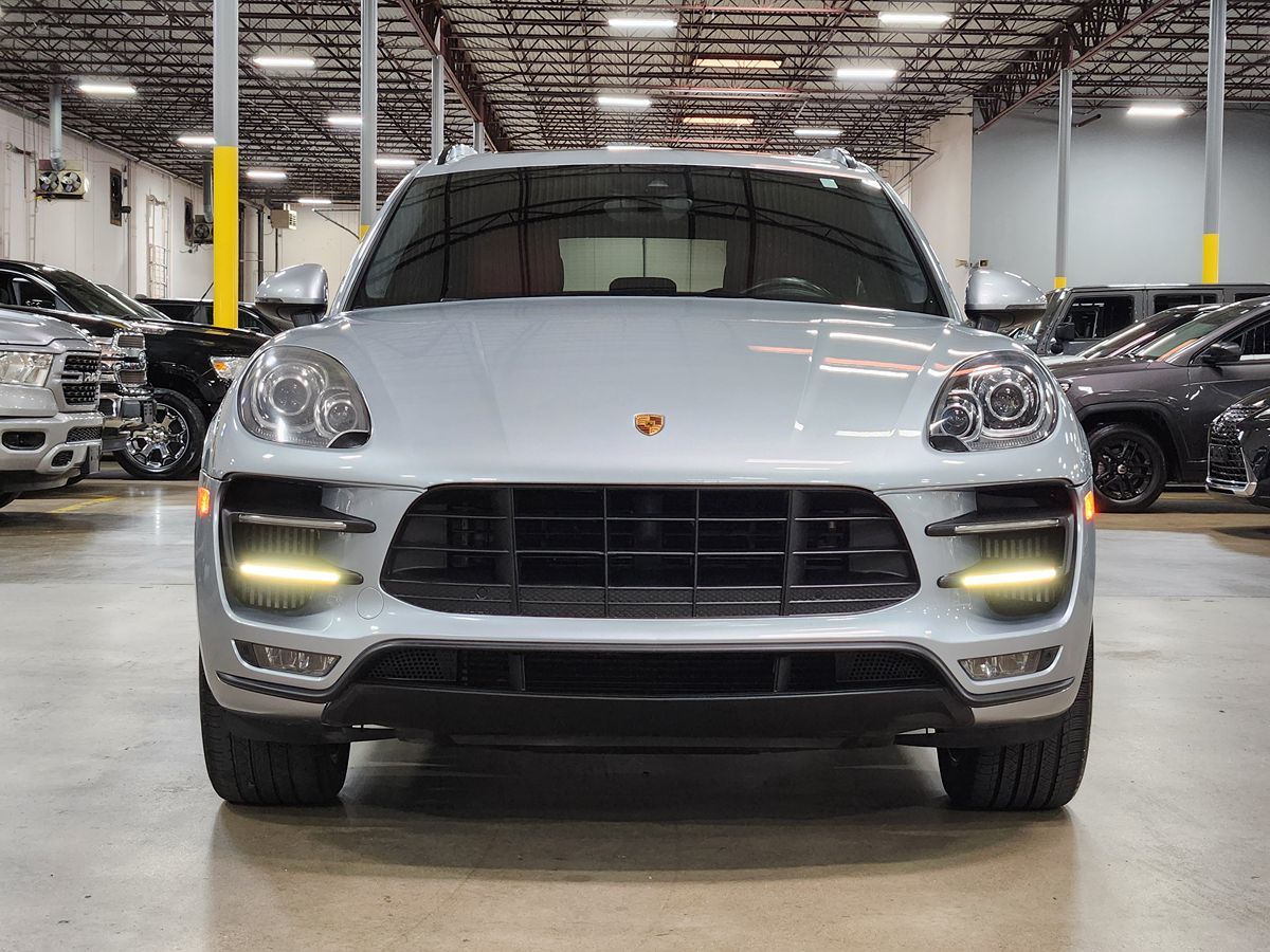 2016 Porsche Macan Turbo photo 2