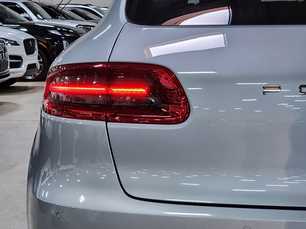 2016 Porsche Macan Turbo photo 16
