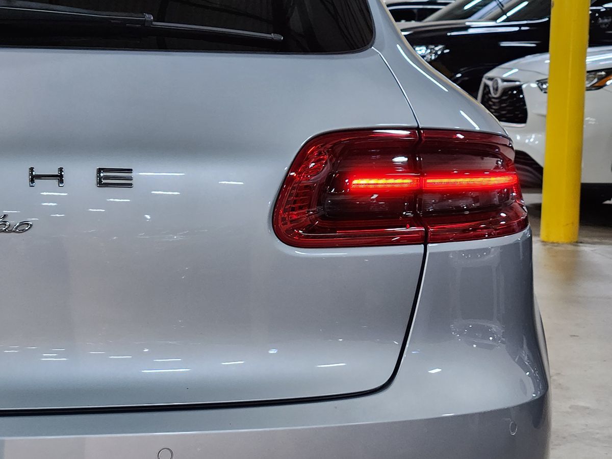 2016 Porsche Macan Turbo photo 17
