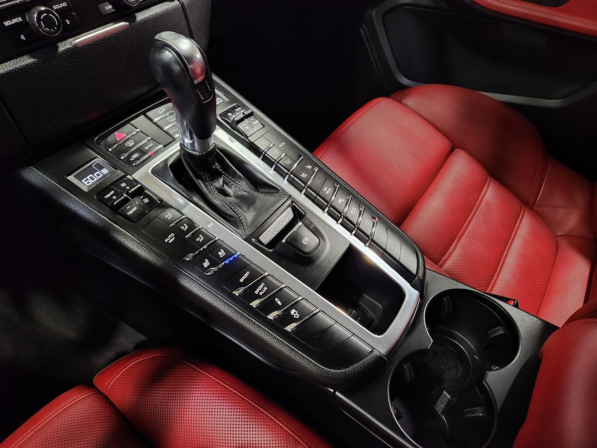 2016 Porsche Macan Turbo photo 29