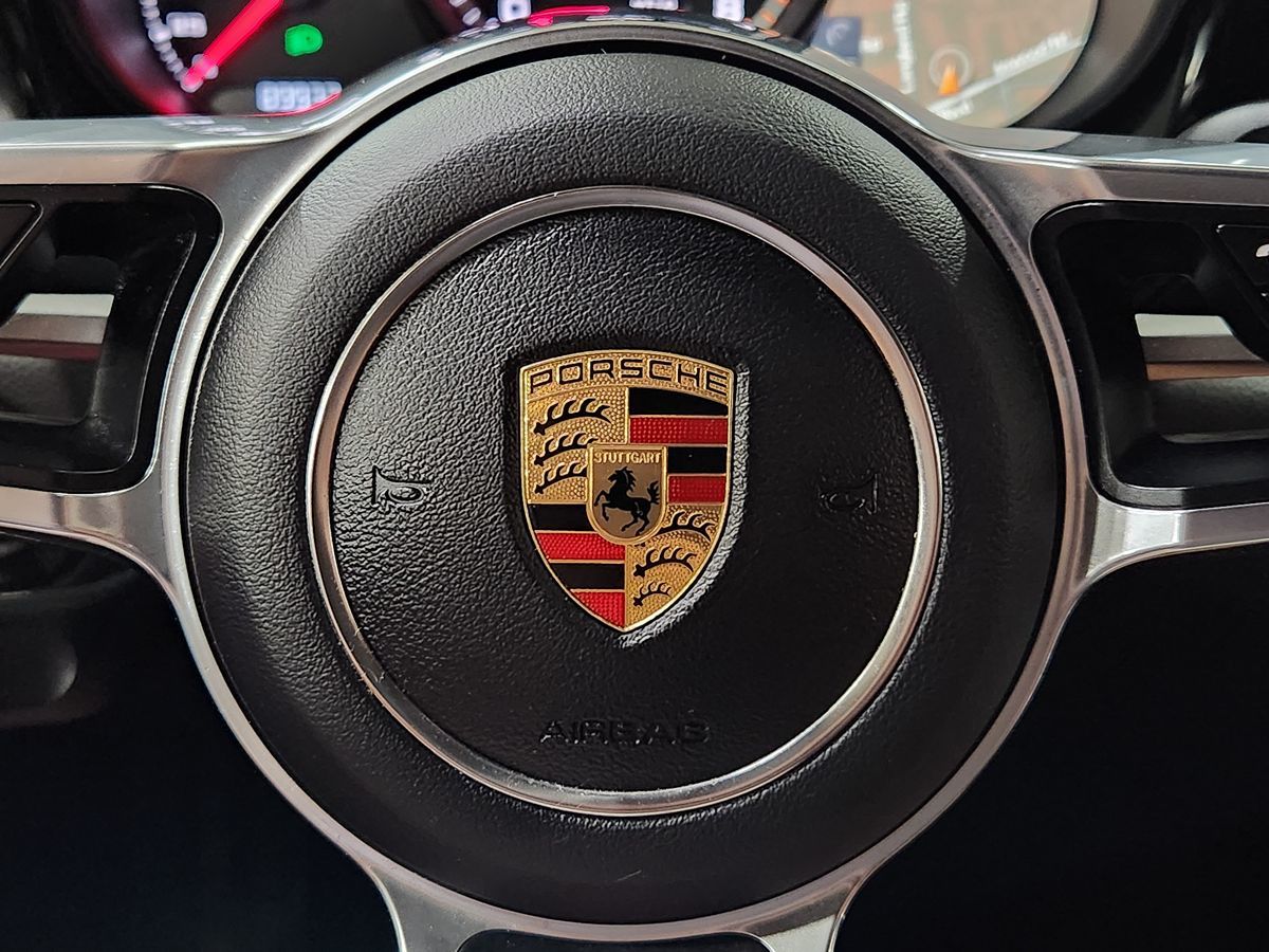 2016 Porsche Macan Turbo photo 39